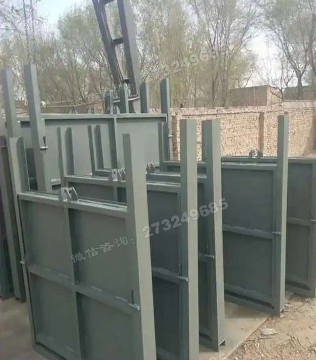 灰色钢制闸门