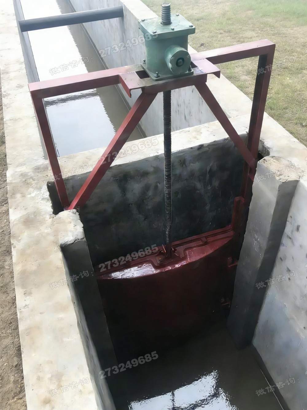 渠道红色铸铁闸门