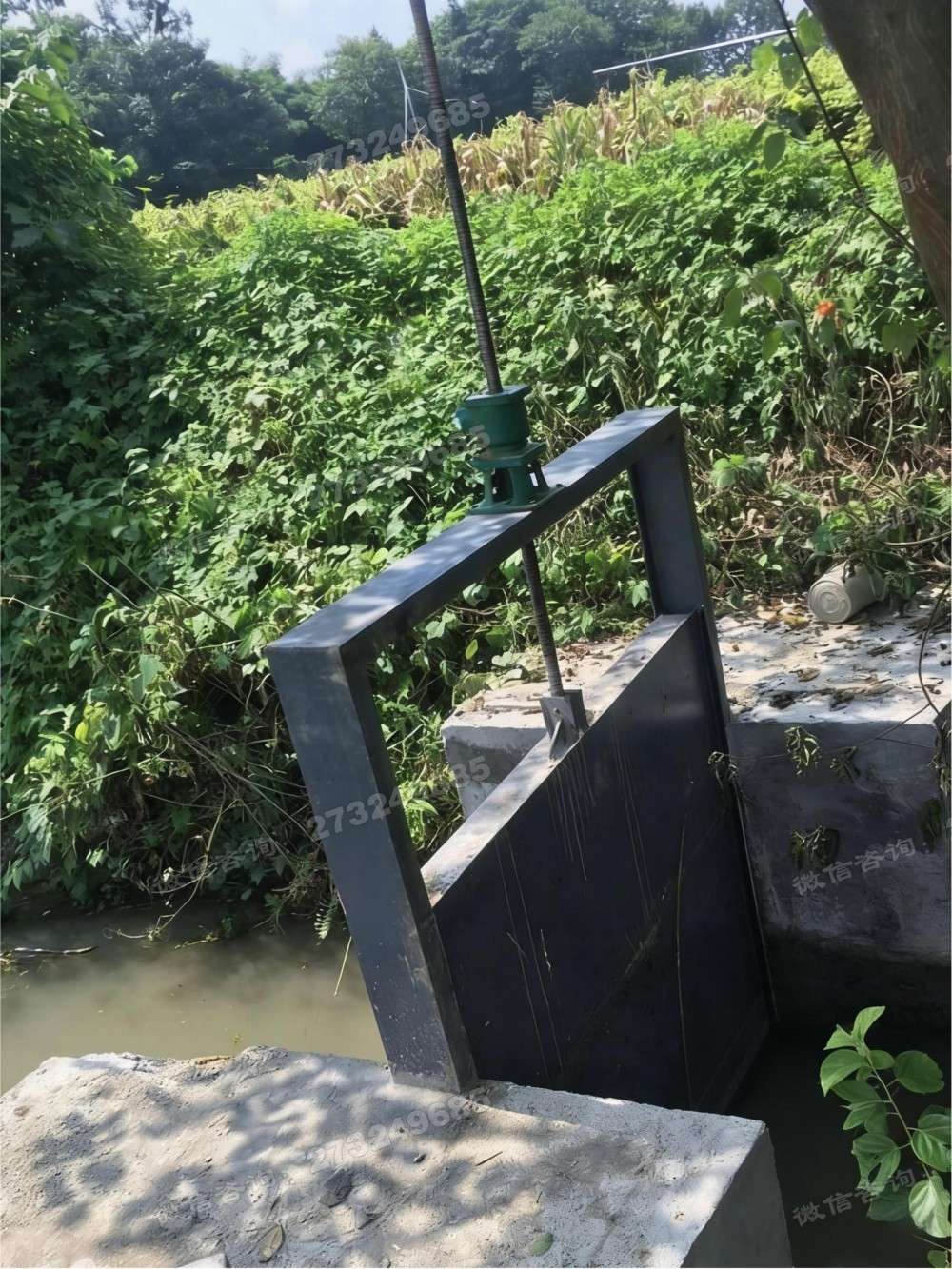 黑色框架渠道钢制闸门