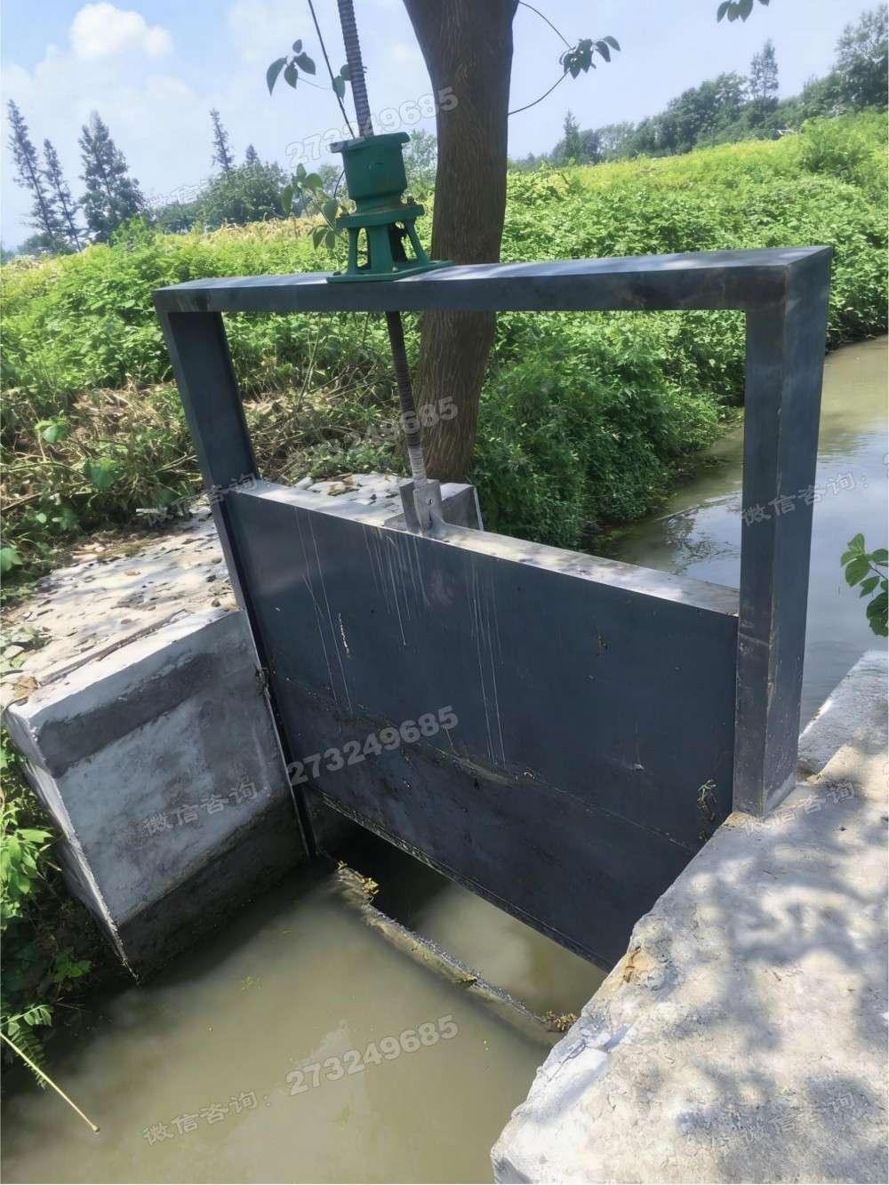 黑色框架绿色启闭机闸门