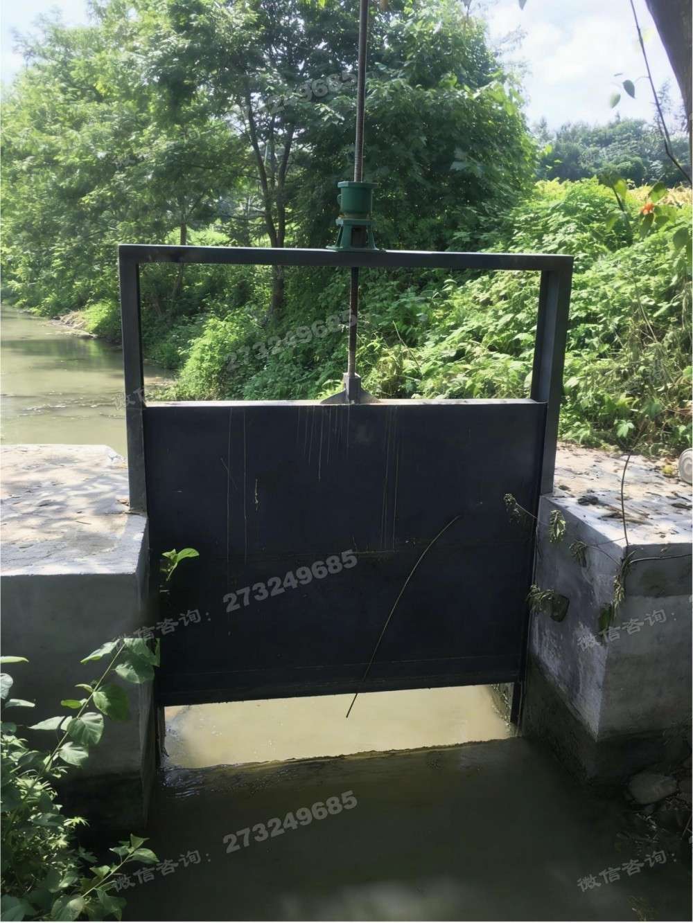 黑色框架开启状态闸门